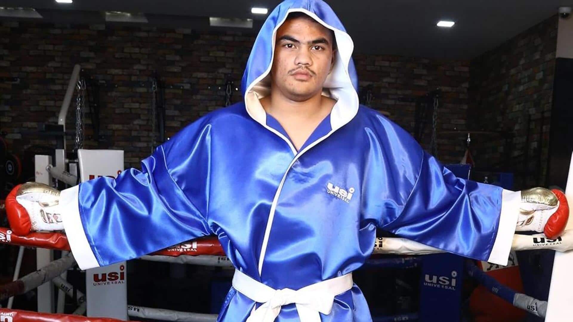 Mengapa petinju memakai jubah sebelum masuk ring?