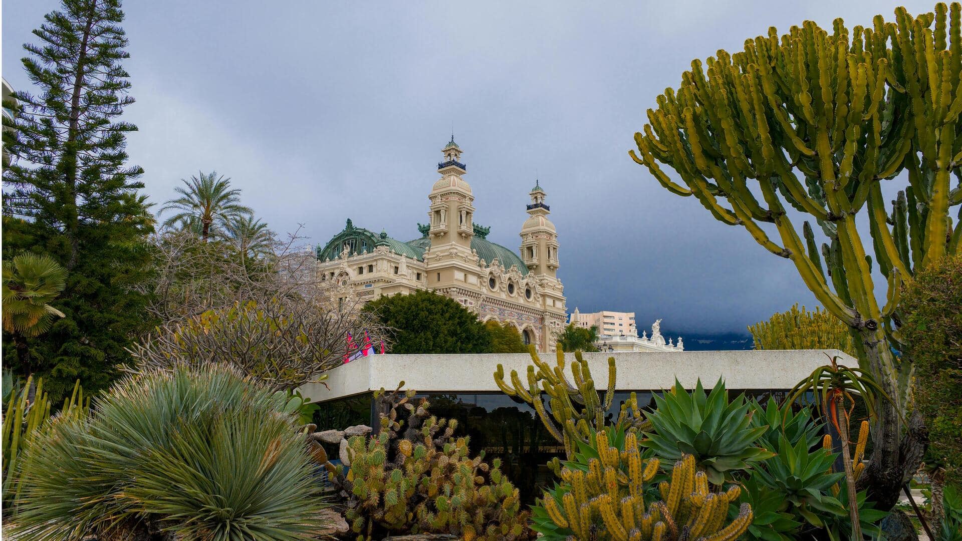 Menjelajahi Lima Taman di Monako dengan Pemandangan Laut