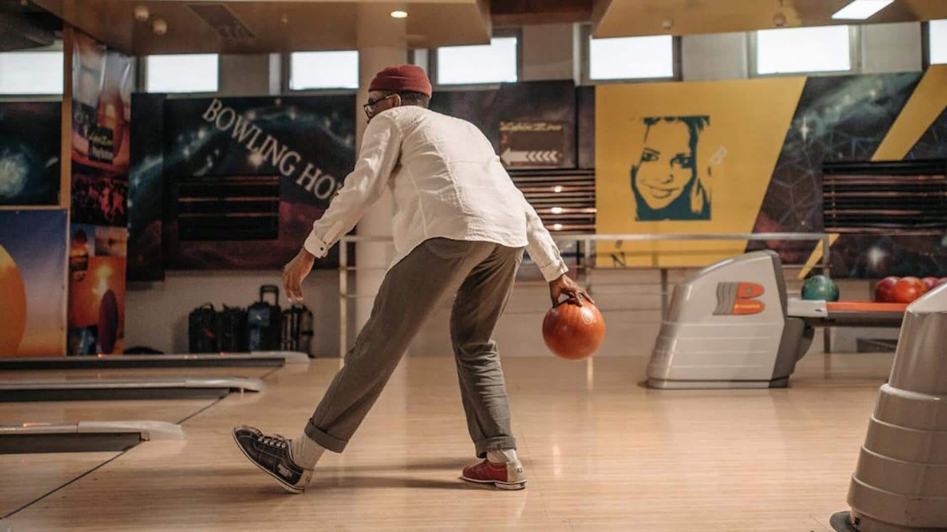 Mengapa pemain bowling profesional memakai dua sepatu berbeda?