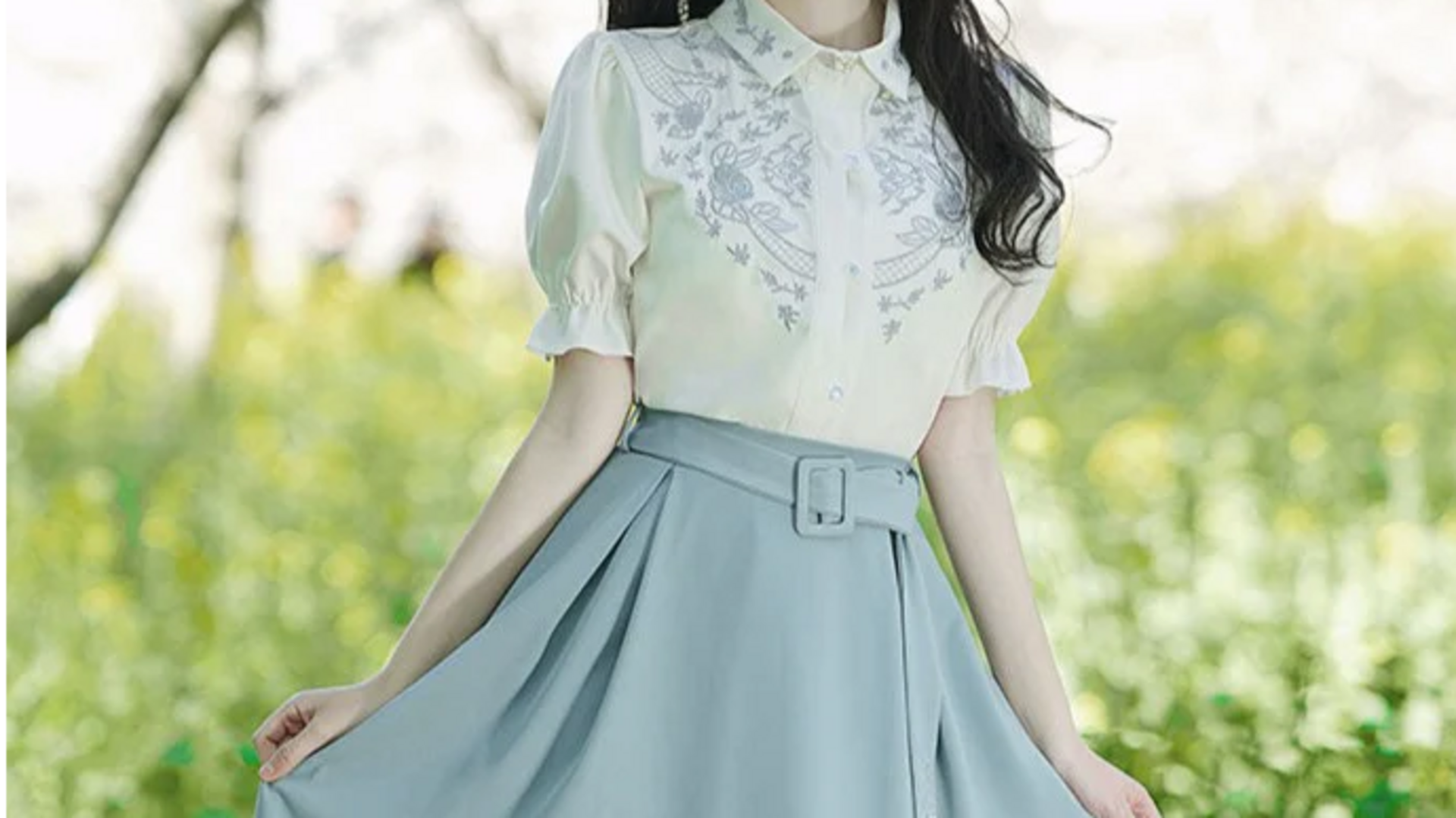 Gaya Etnik: Rok panjang dengan blus unik