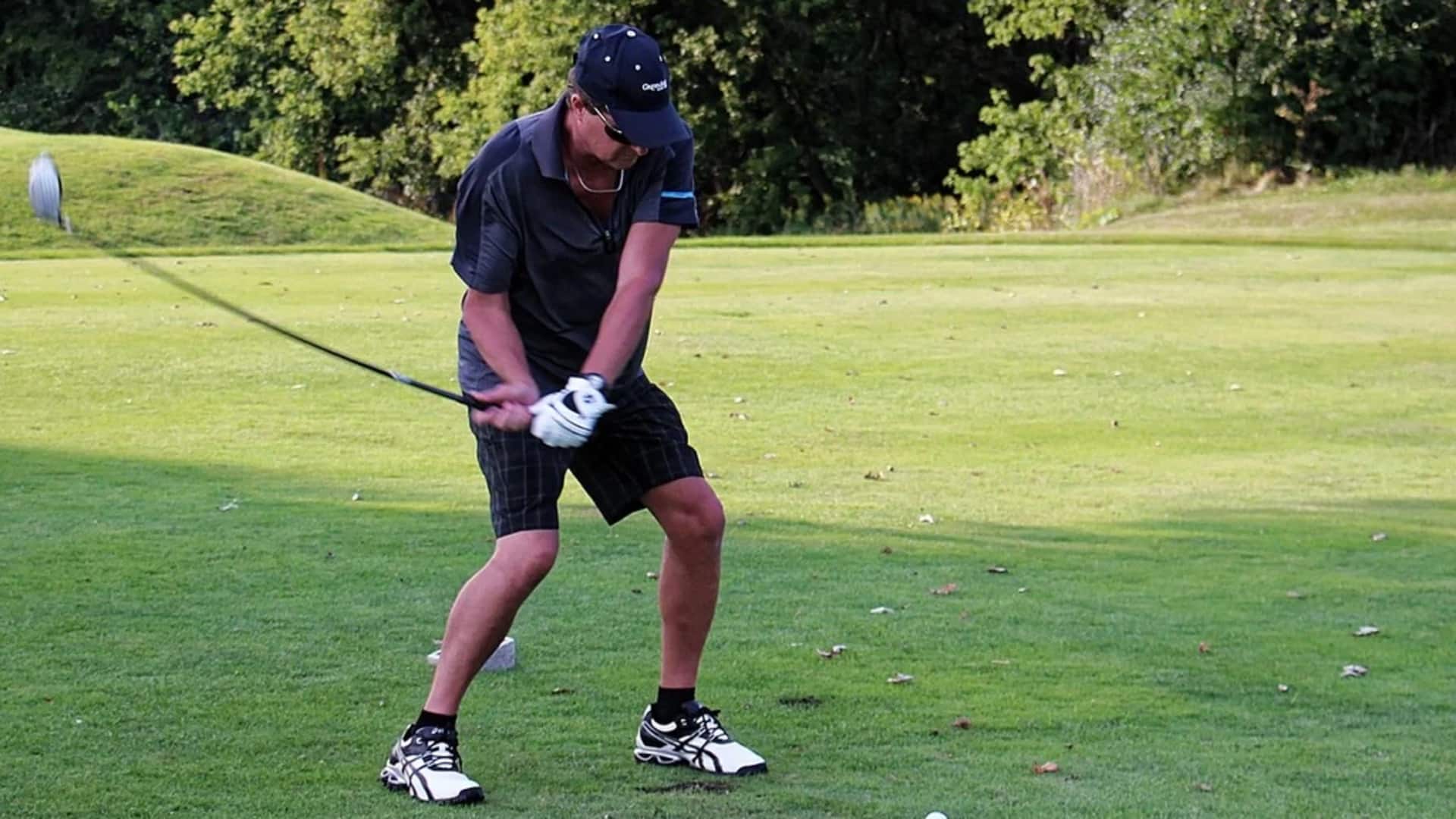 Alasan menarik mengapa pegolf memakai satu sarung tangan