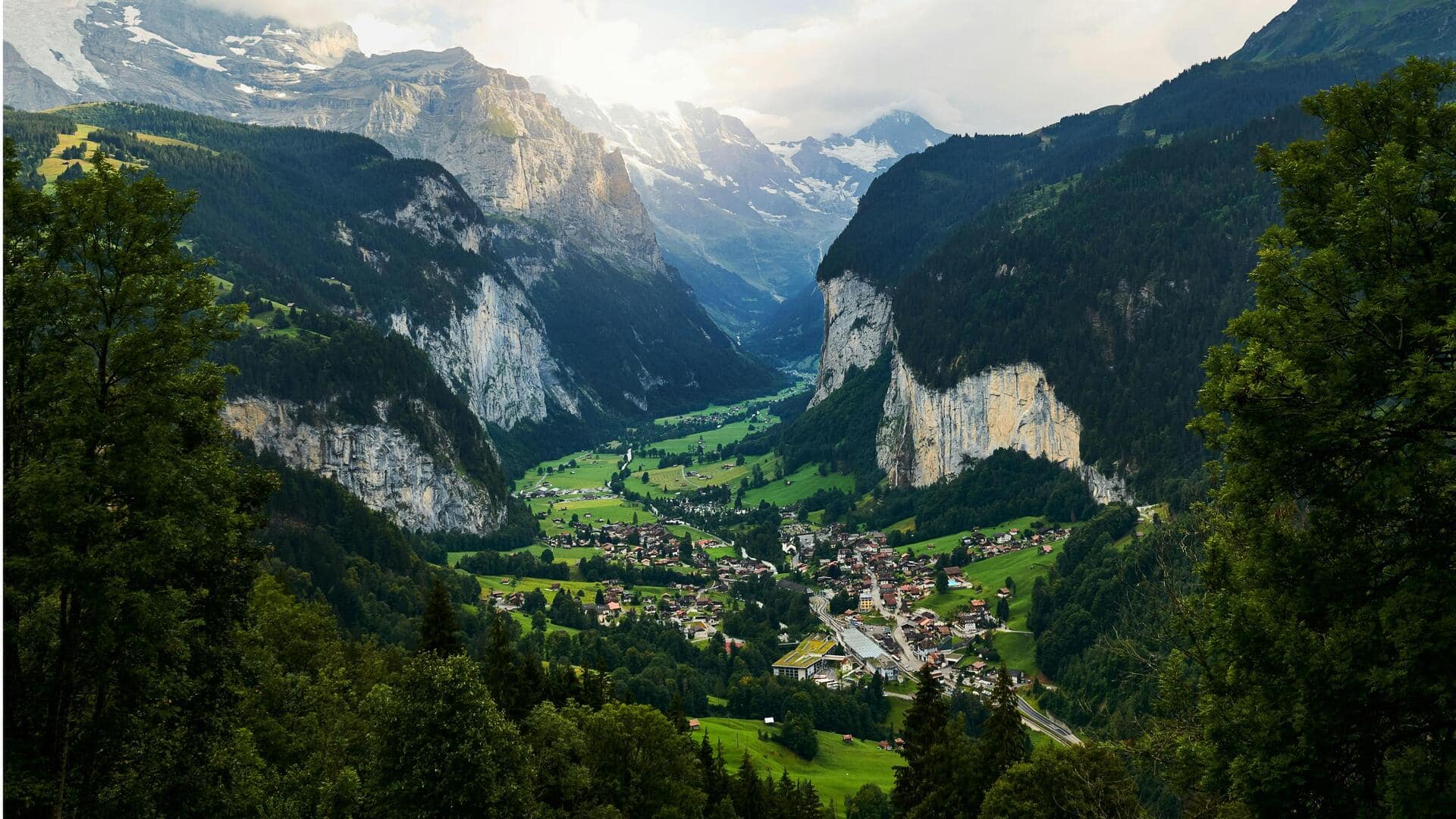 Menjelajahi Lembah di Swiss untuk Petualangan Mendaki yang Damai