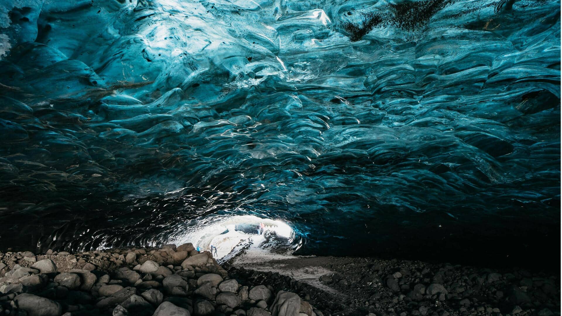 Menjelajahi Gletser Biru Islandia dan Formasi Es Unik