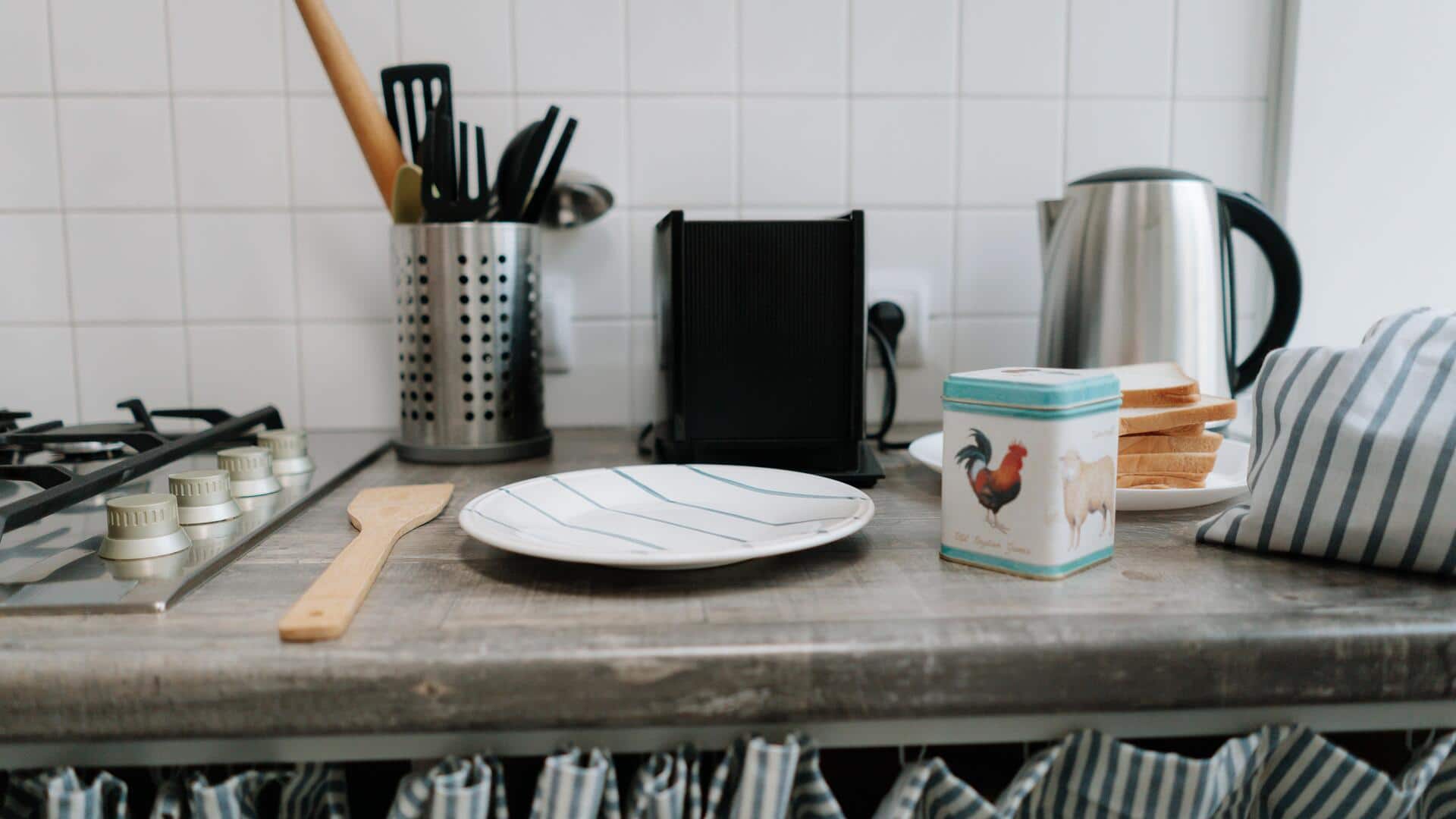Mengatur alat dapur kecil dengan strip magnetik