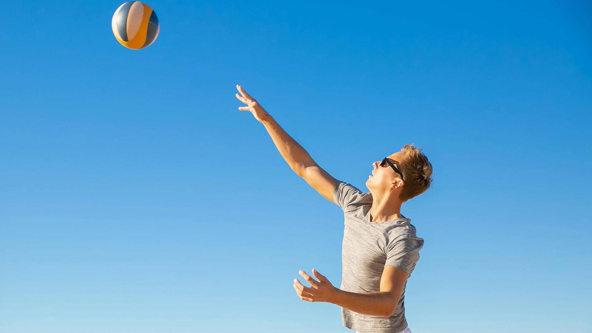 Mengapa pemain voli membersihkan lapangan sebelum bertanding?