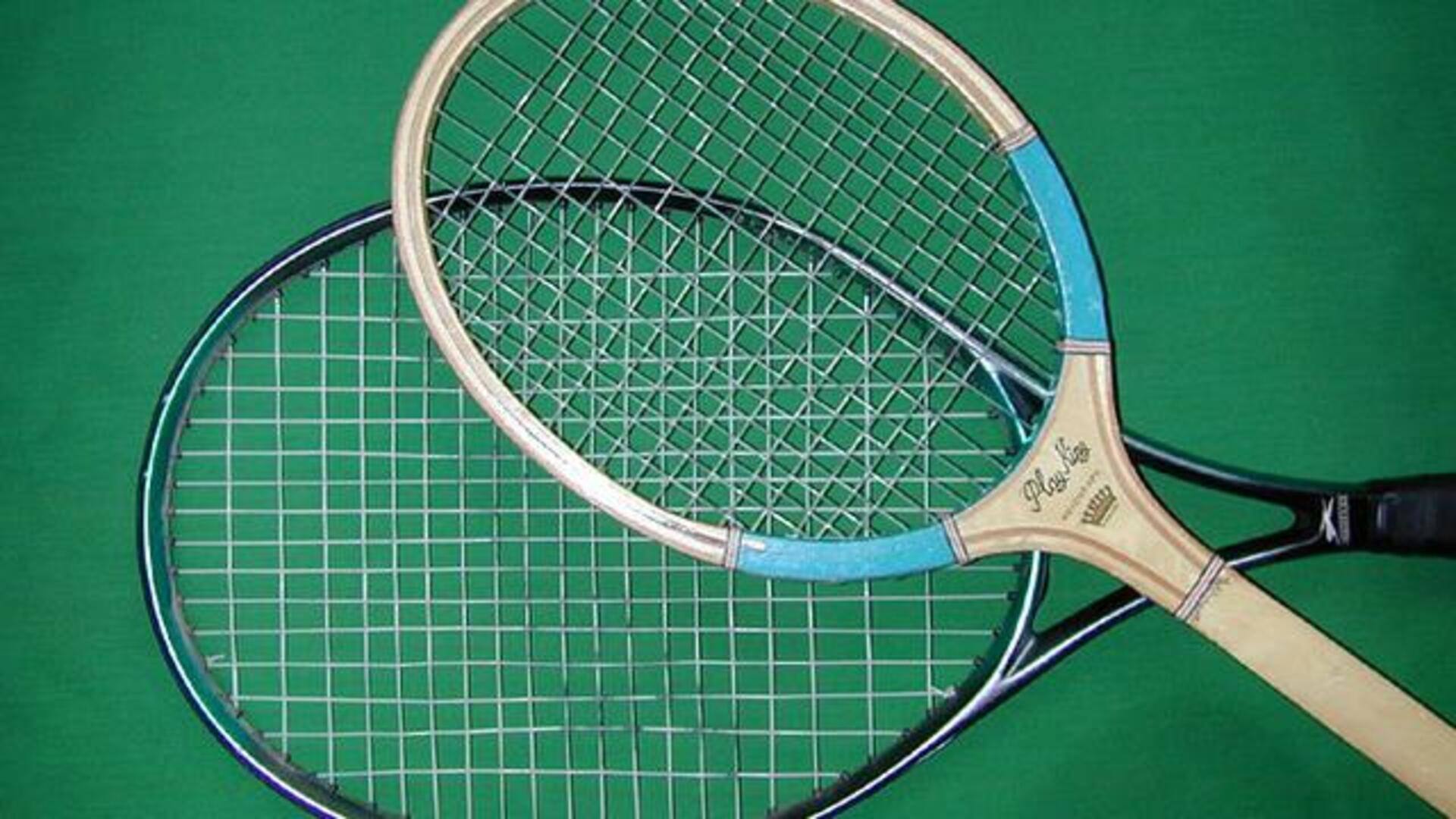 Mengapa pemain tenis melihat raket mereka?