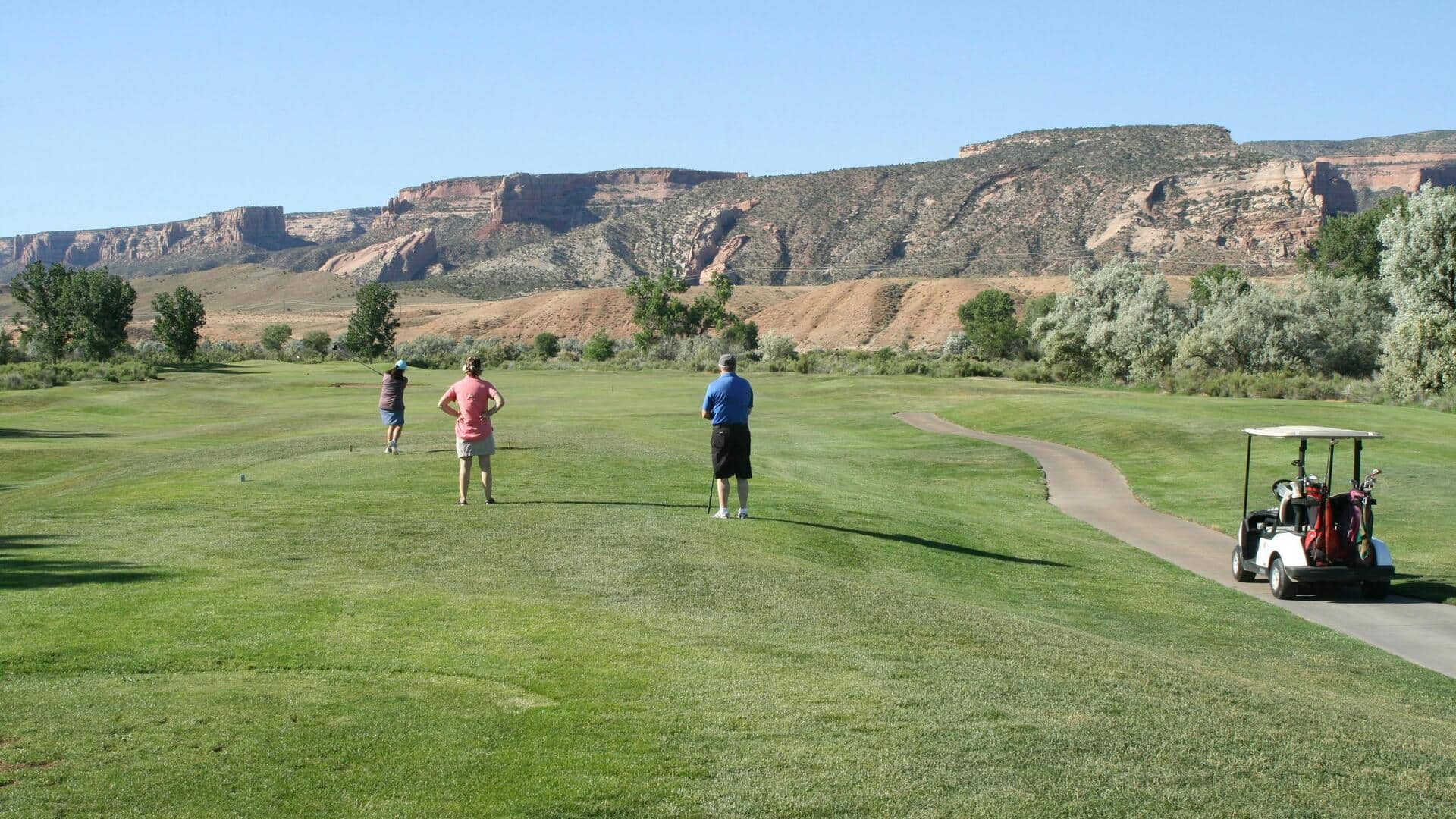 Mengapa lapangan golf memiliki penempatan lubang yang tidak terduga?