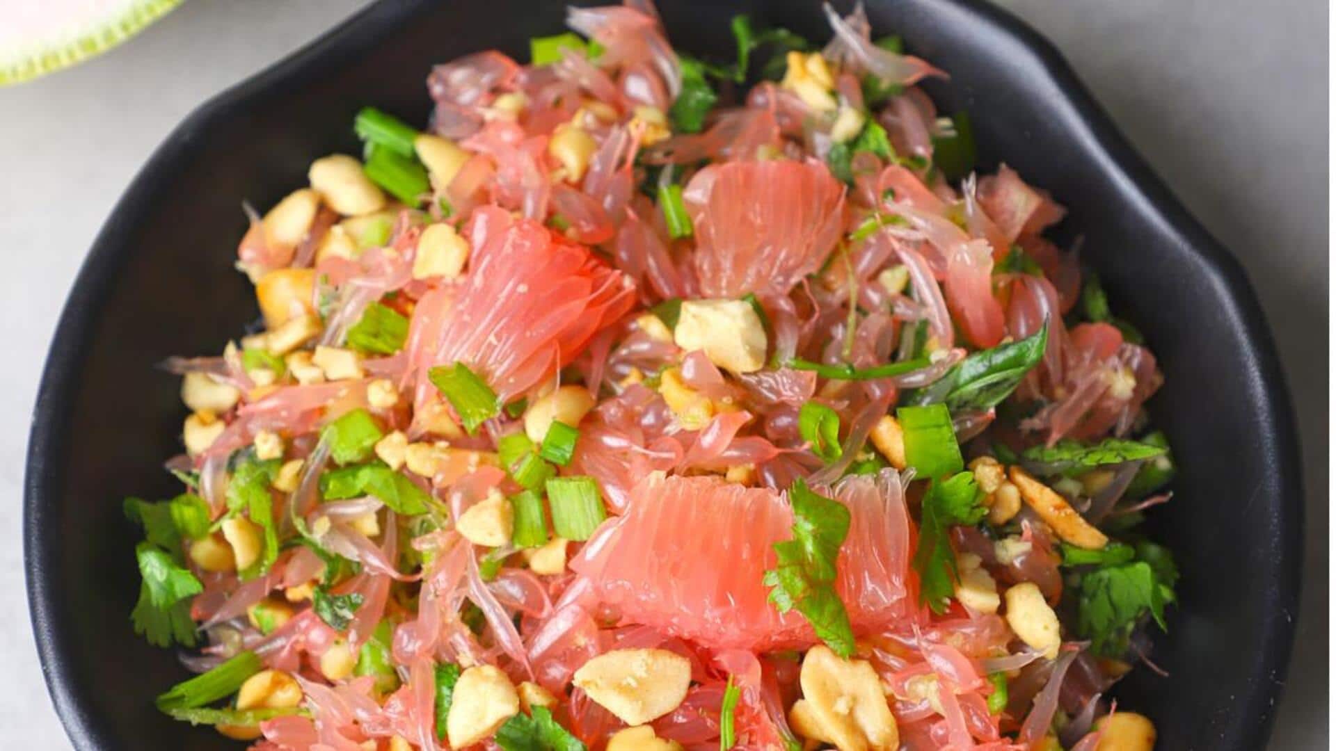 Salad Jeruk Bali yang Wajib Dicoba di Kedai Jalanan Indonesia