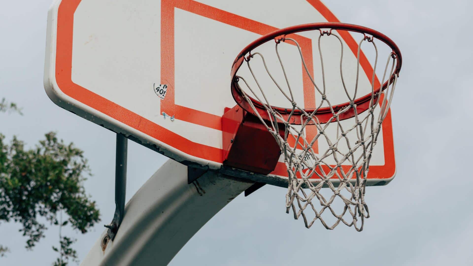 Mengapa jaring basket memiliki ujung yang kusut?