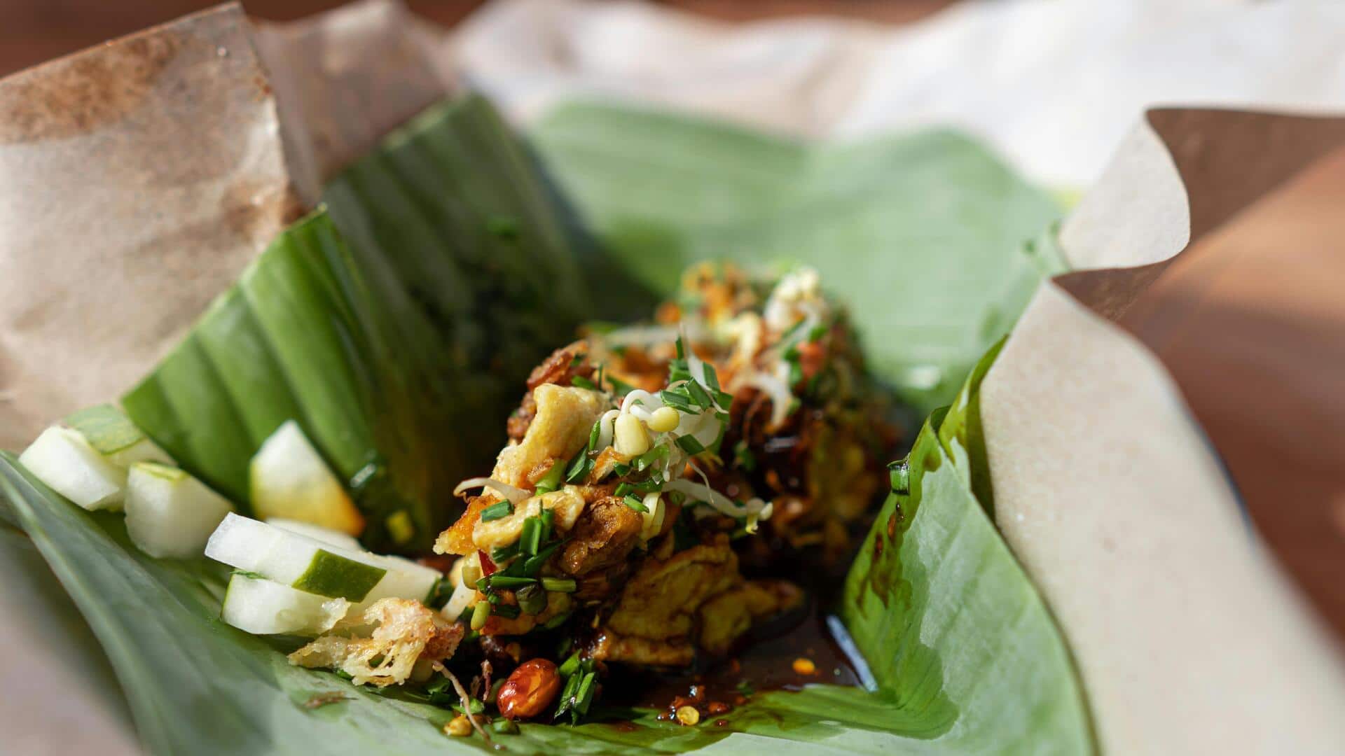 Salad segar dengan sentuhan khas Indonesia Salad segar dengan sentuhan khas Indonesia