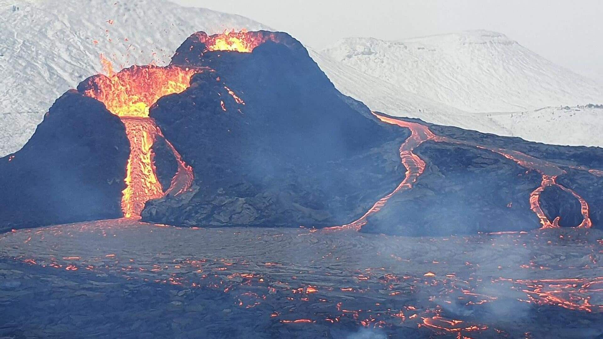 Menyaksikan Gunung Berapi Aktif di Islandia