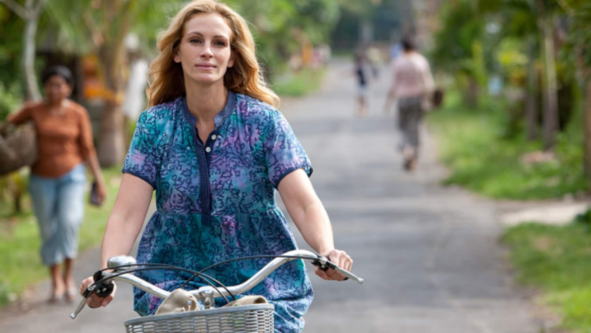 Film Hollywood dengan pakaian ikonik Indonesia