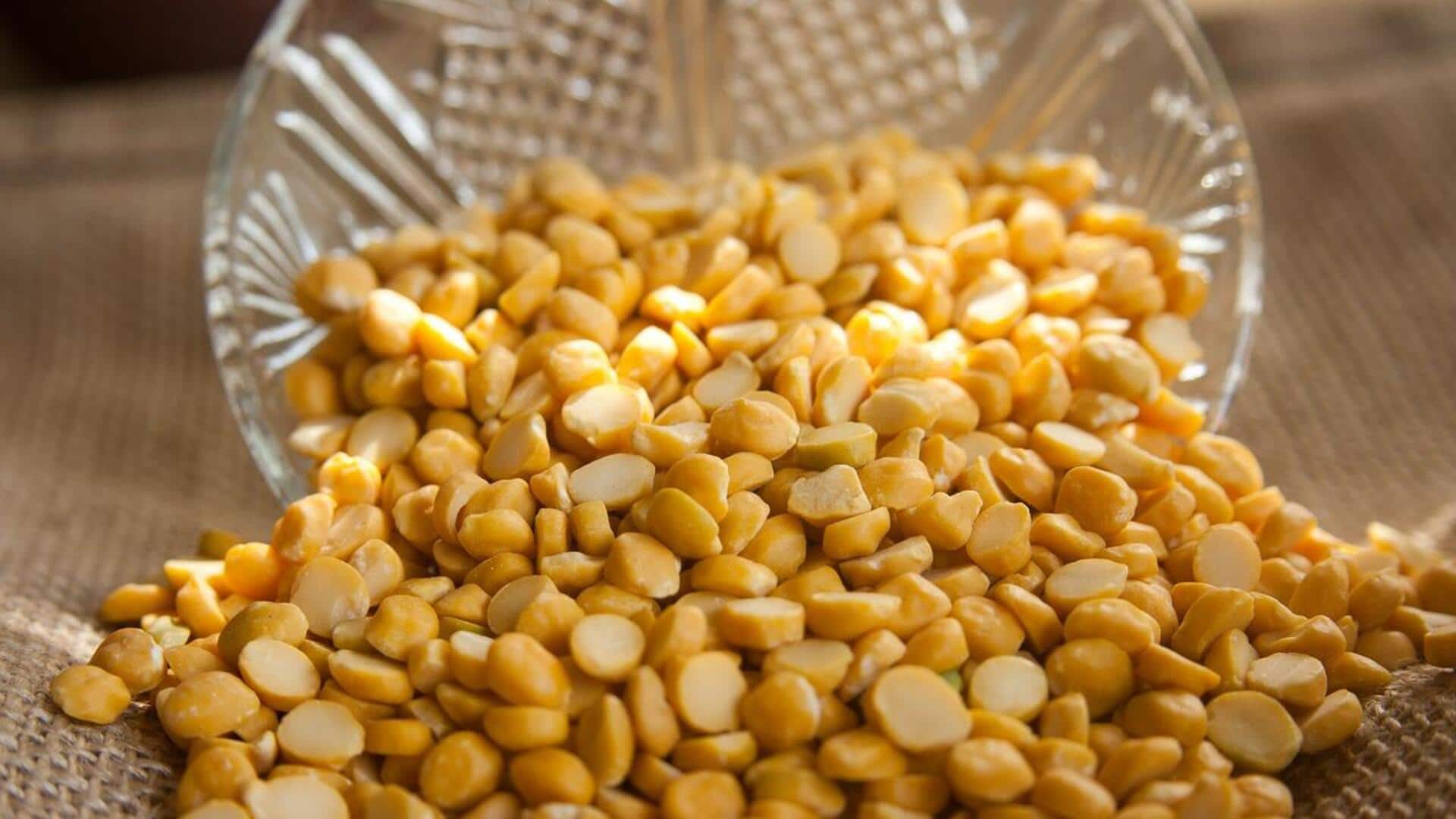 Lima jenis Dhal India yang berwarna-warni dengan bahan dapur umum