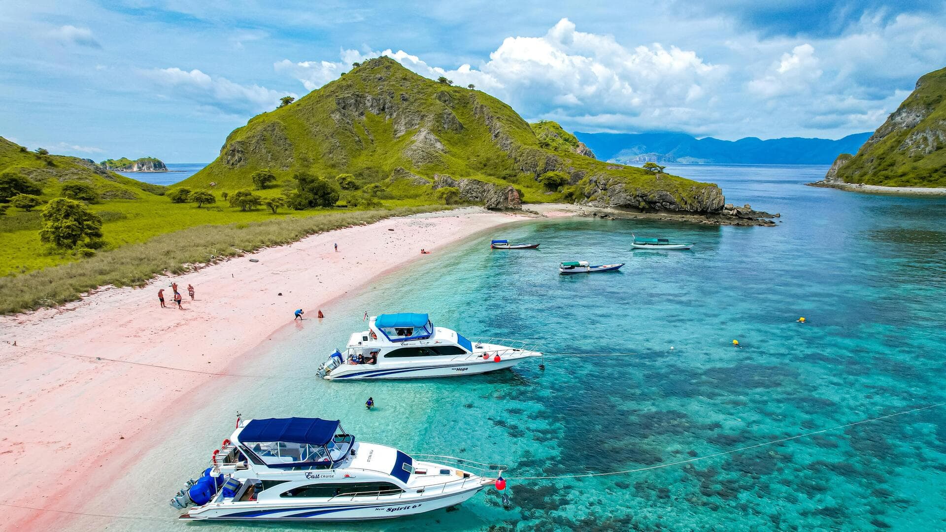 Pantai Rahasia di Indonesia yang belum Anda Kunjungi Pantai Rahasia di Indonesia yang belum Anda Kunjungi