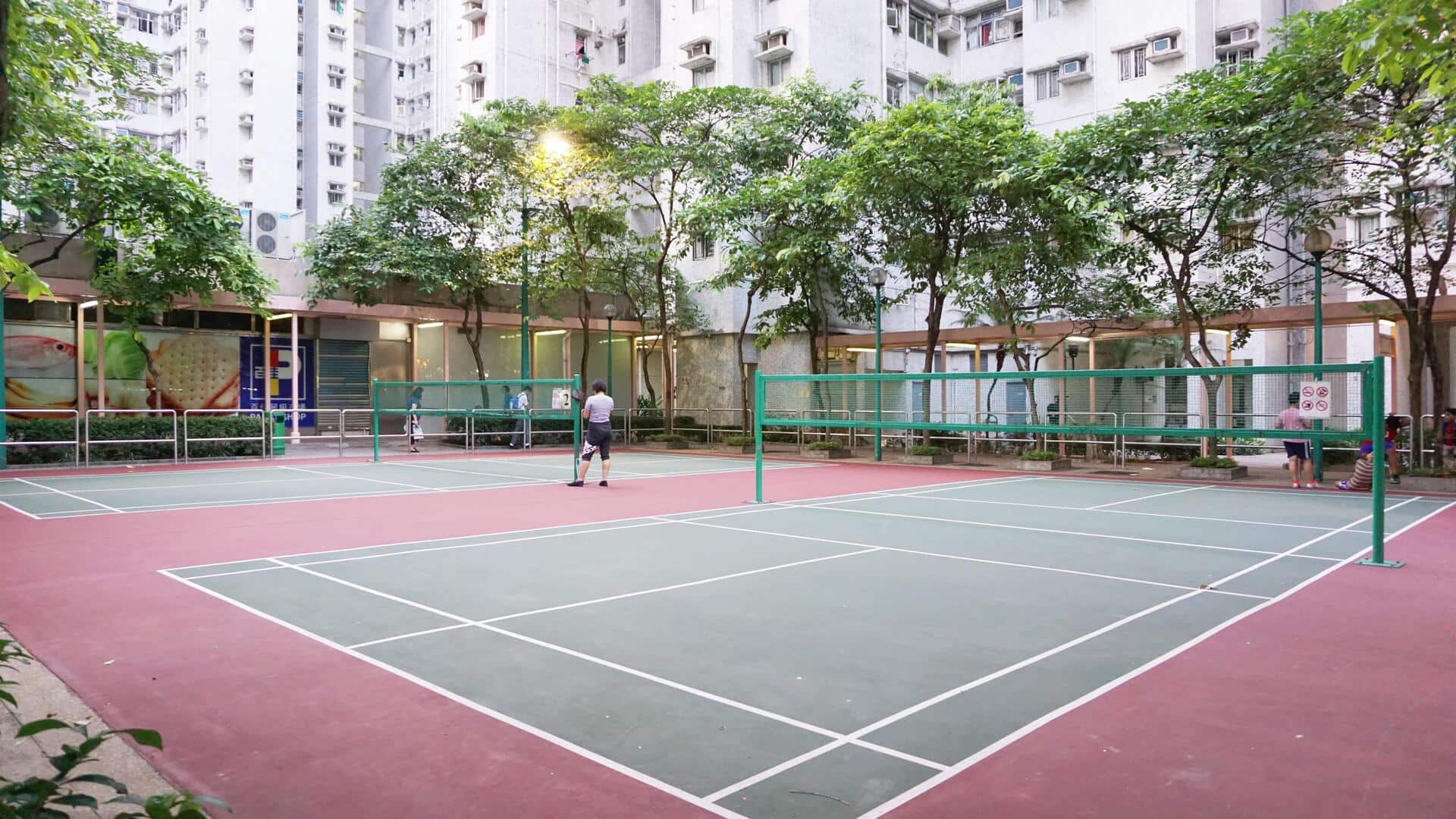 Mengapa lapangan bulu tangkis memiliki jenis lantai berbeda?