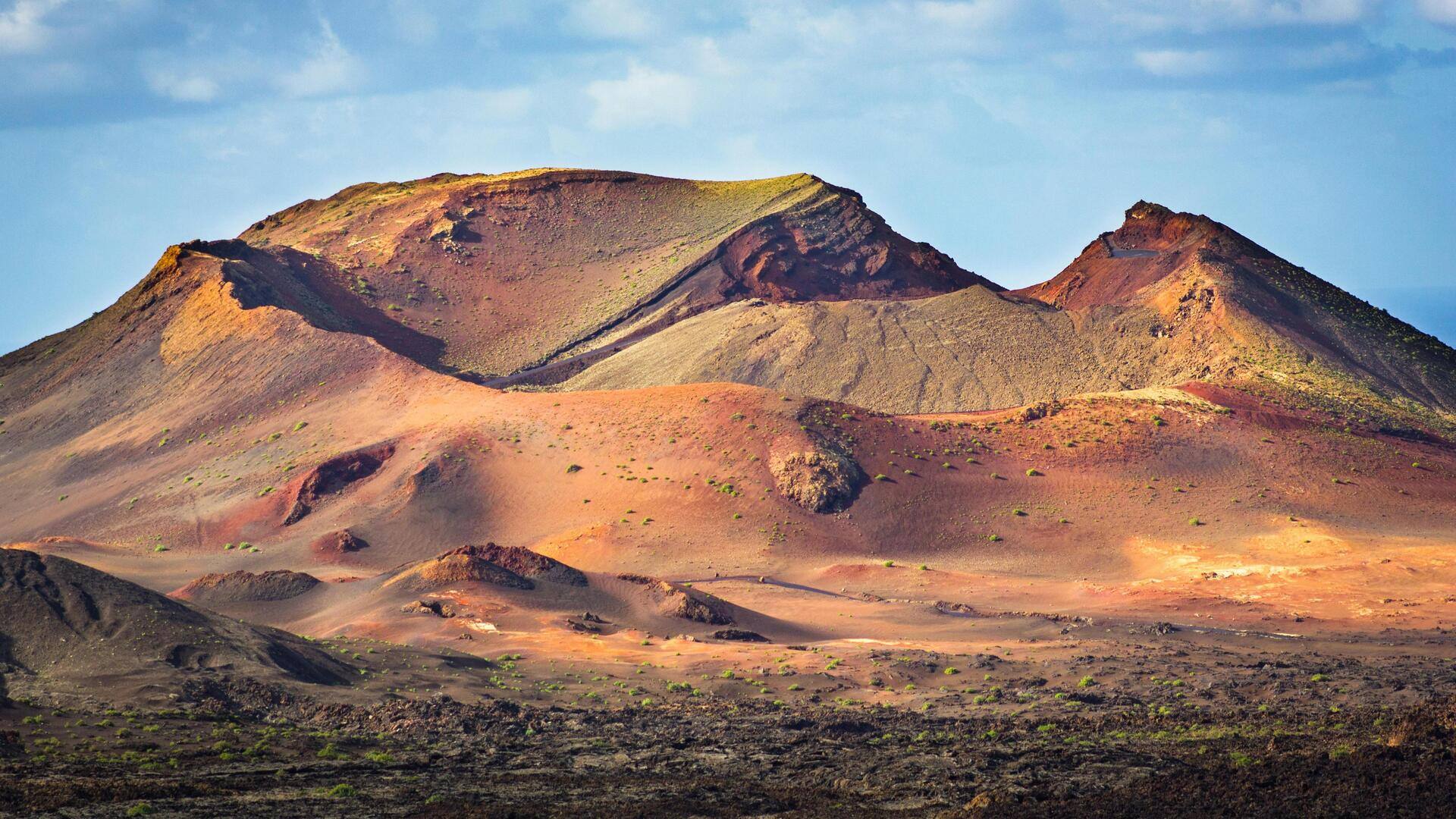 Menjelajahi Lanskap Vulkanik di Taman Nasional Timanfaya Menjelajahi Lanskap Vulkanik di Taman Nasional Timanfaya