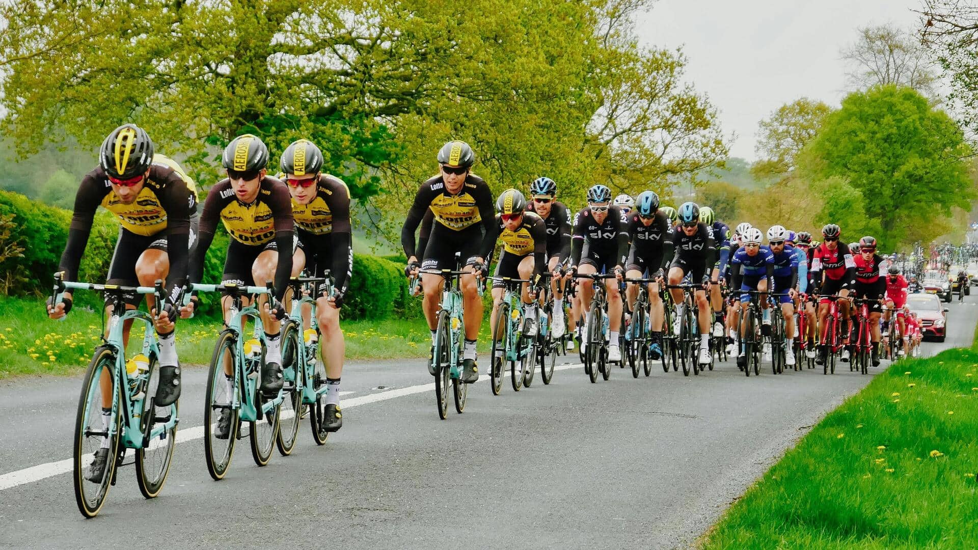 Mengapa pesepeda balap berbaris lurus?