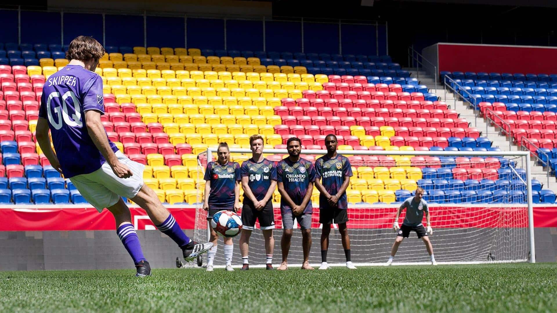 Mengapa pemain bertahan membentuk tembok saat tendangan bebas?