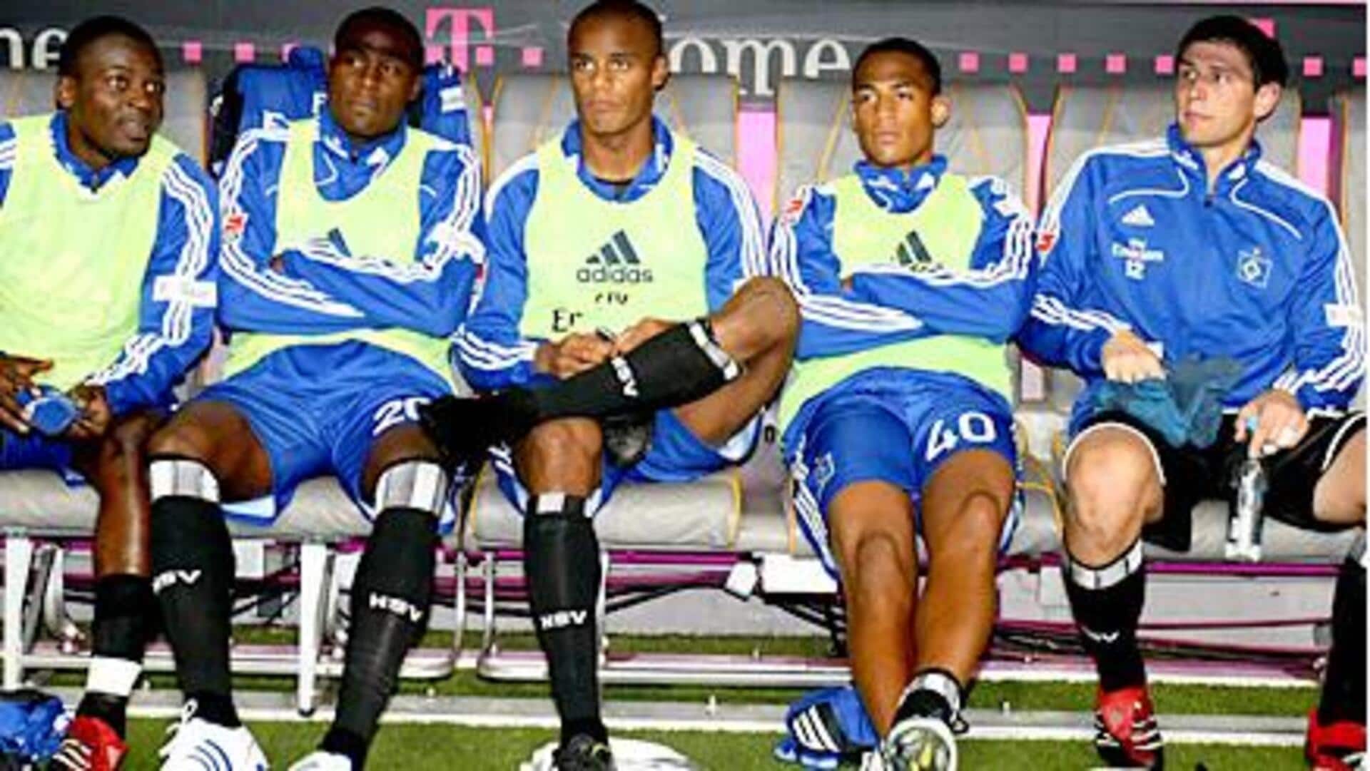 Mengapa pemain cadangan sepak bola memakai rompi berwarna berbeda?