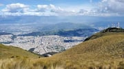 エクアドルのピチンチャ火山：都市を見渡すアクティブなハイキング