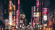 東京の夜を彩る本屋とネオン街