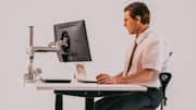 理想的な画面視角のためのデスクセットアップ最適化