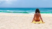 カーボベルデの太陽に照らされた海岸でリラックス