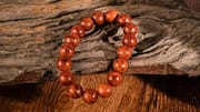 木製ブレスレットの冬スタイル5選