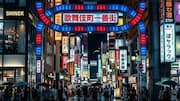東京のネオン輝く夜のショッピングを楽しむ