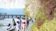 ベルト付きの流れる着物で夏の都会を楽しむ