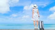 日本の海岸での夏のスマートなバケーション服装