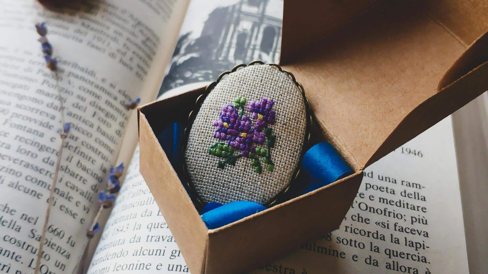 冬のオフィスにぴったりの控えめなブローチ5選