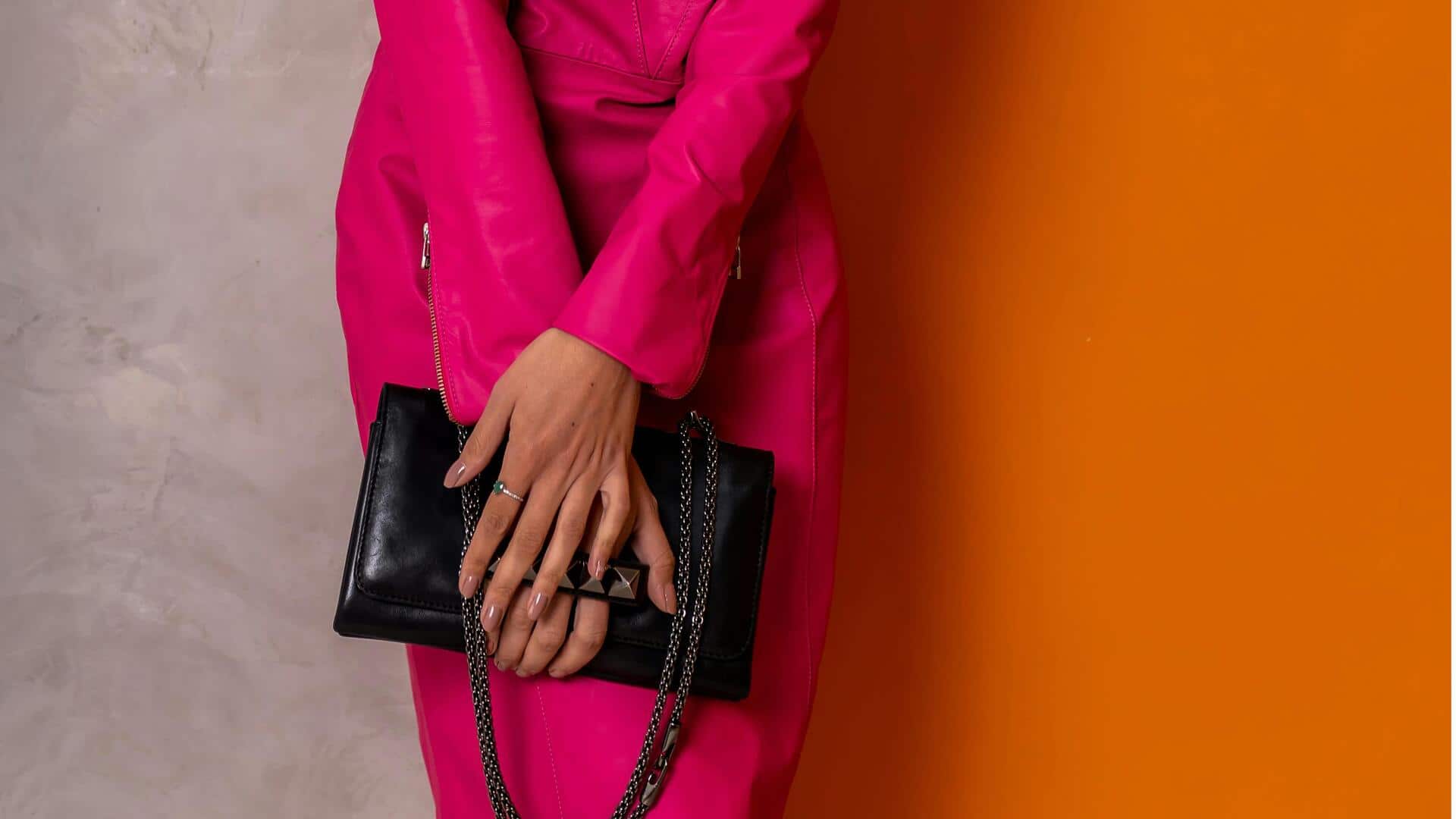 日本の冬アクセサートレンドを変える5つのパファークラッチバッグ