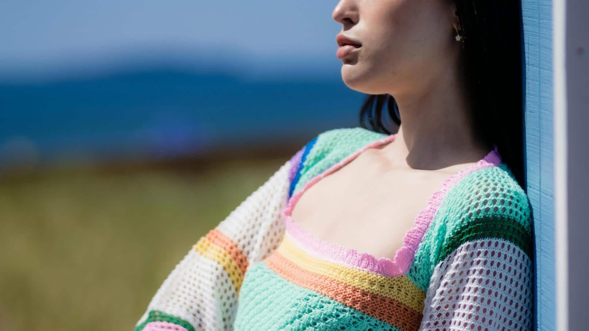 柔らかな柄のニットペプラムトップスで冬のオフィスコーデを楽しむ