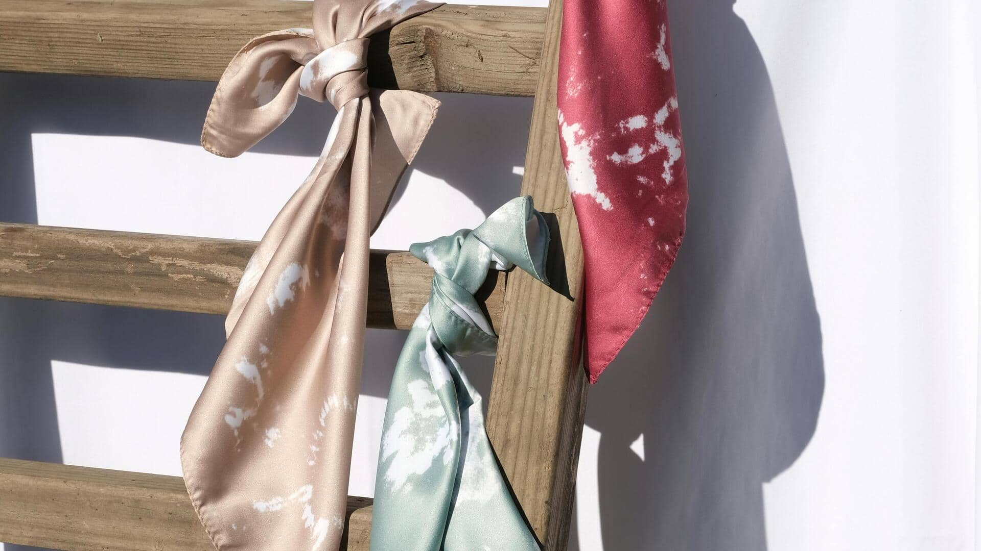 秋のシルクスカーフ：日本のオフィスでのスタイリッシュなアクセント