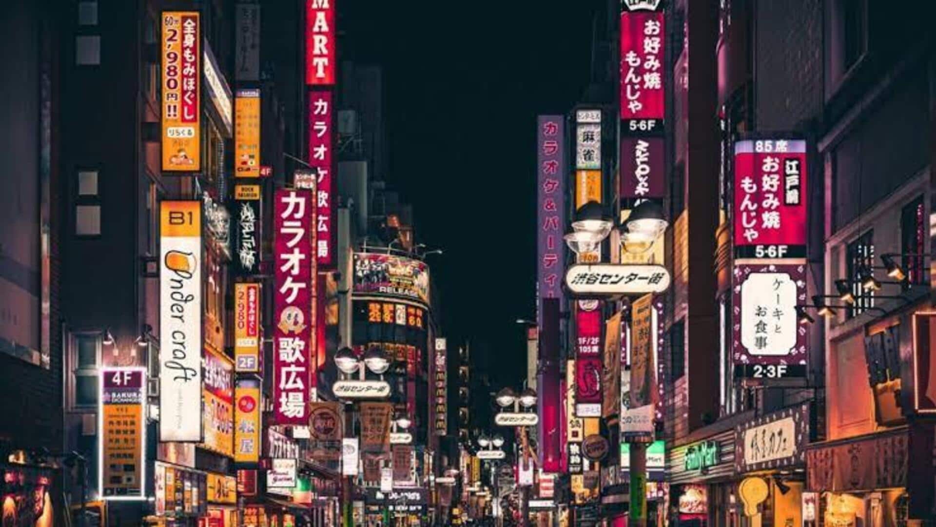 東京の夜を彩る本屋とネオン街