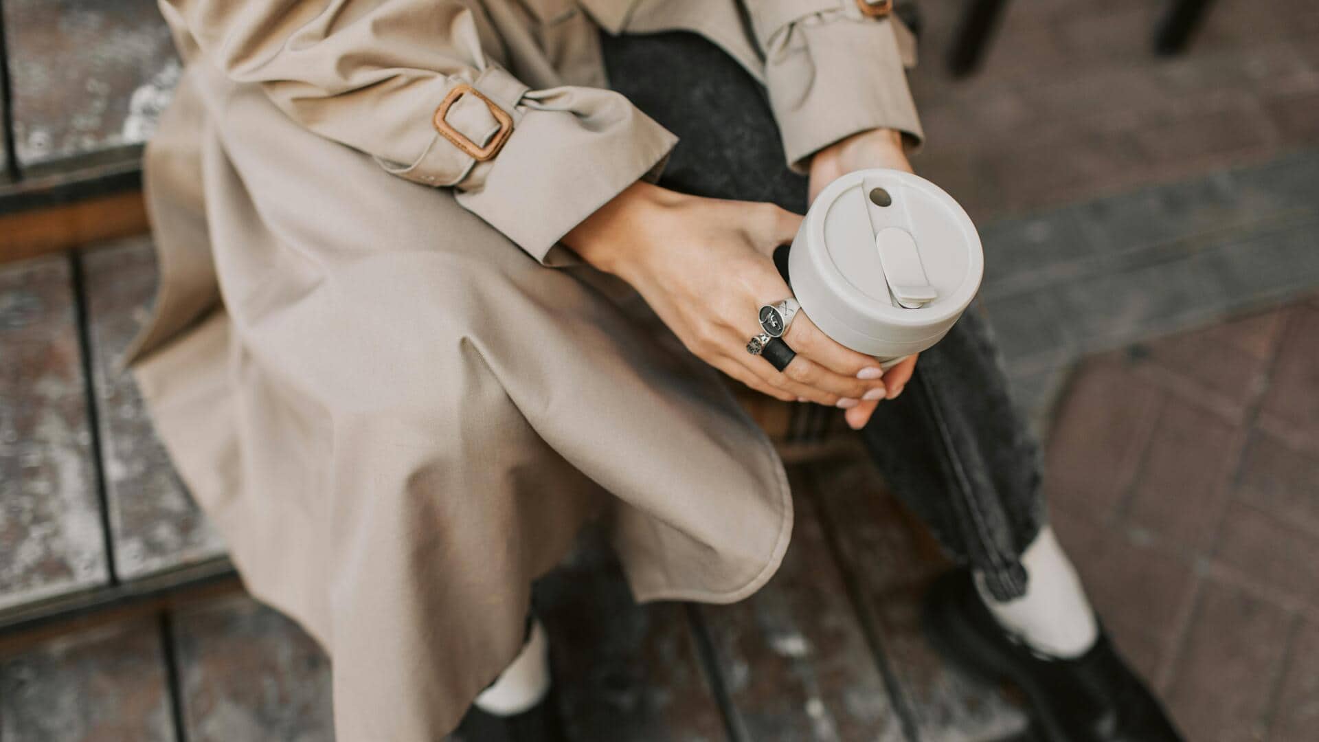 日本の冬ファッションにぴったりな五つの粘土色パレット