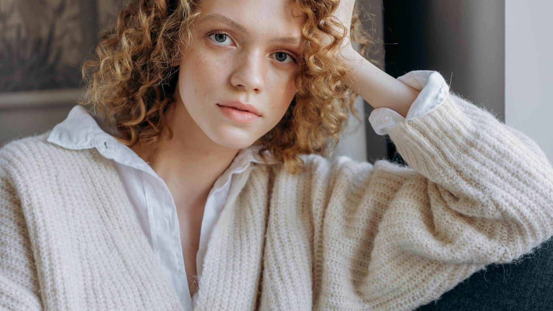 ニットコーディネートで冬のユニークなスタイルを楽しむ