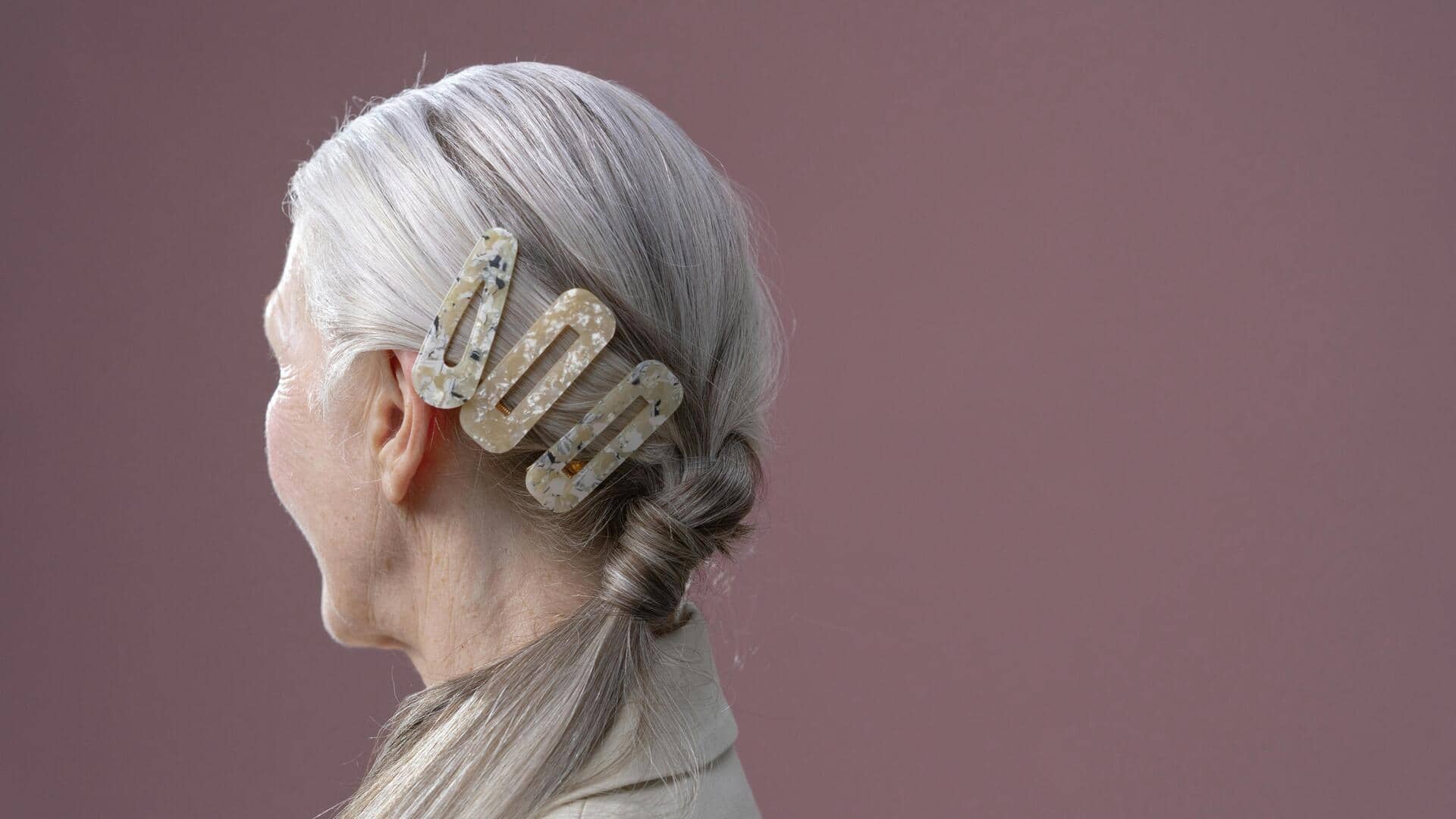 冬のストリートファッションにぴったりなアクリルヘアクリップ5選