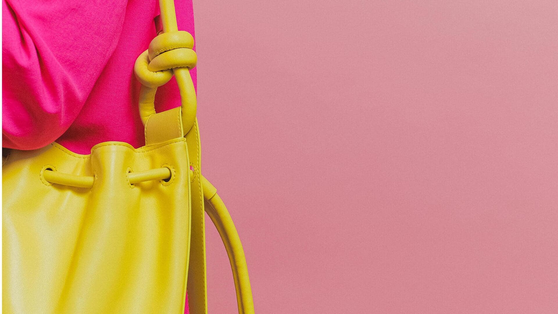 バターイエローアクセサリーで冬のニュートラルレイヤーを一新