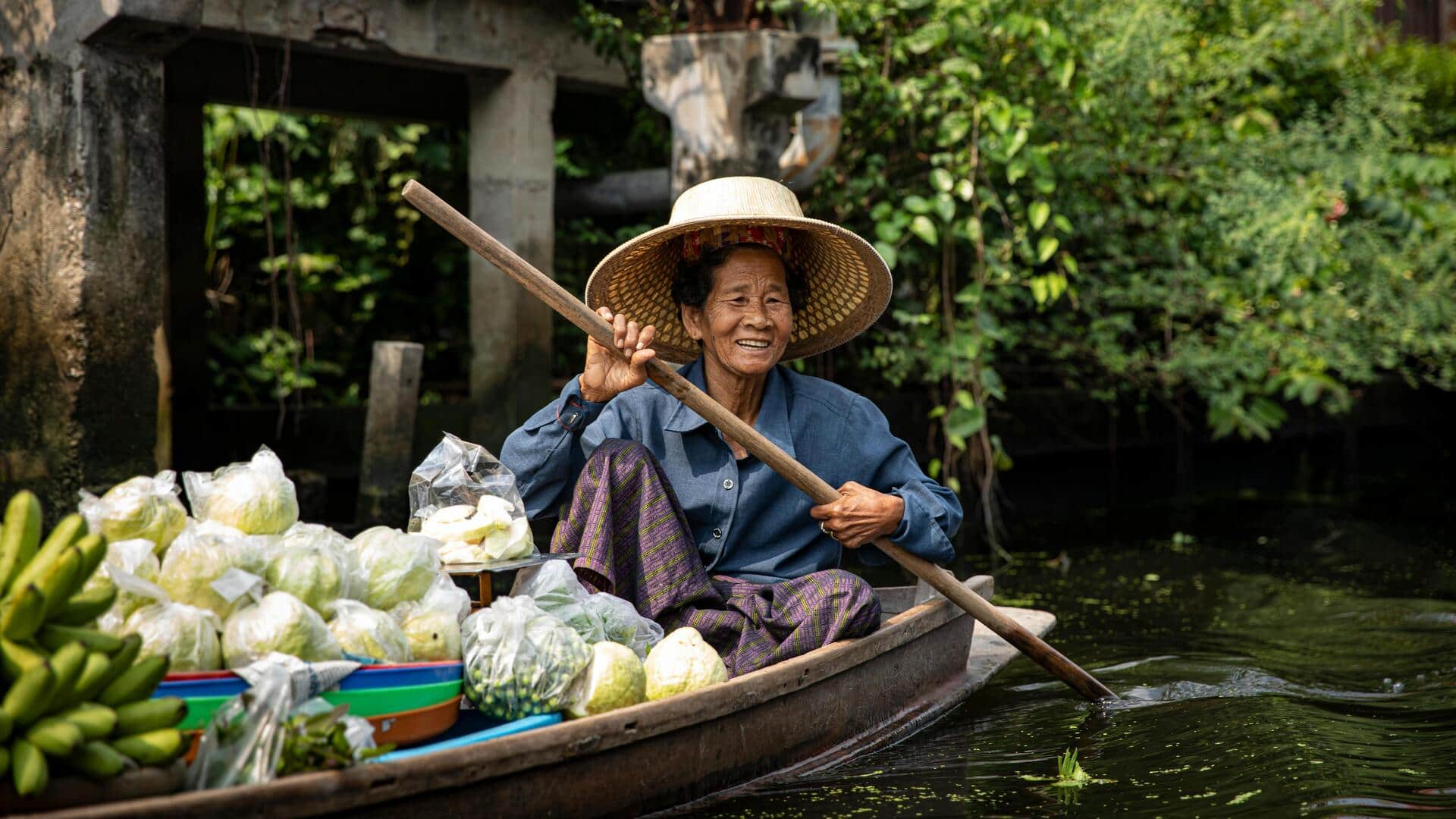 タイの水上マーケットで静かなひと時を タイの水上マーケットで静かなひと時を