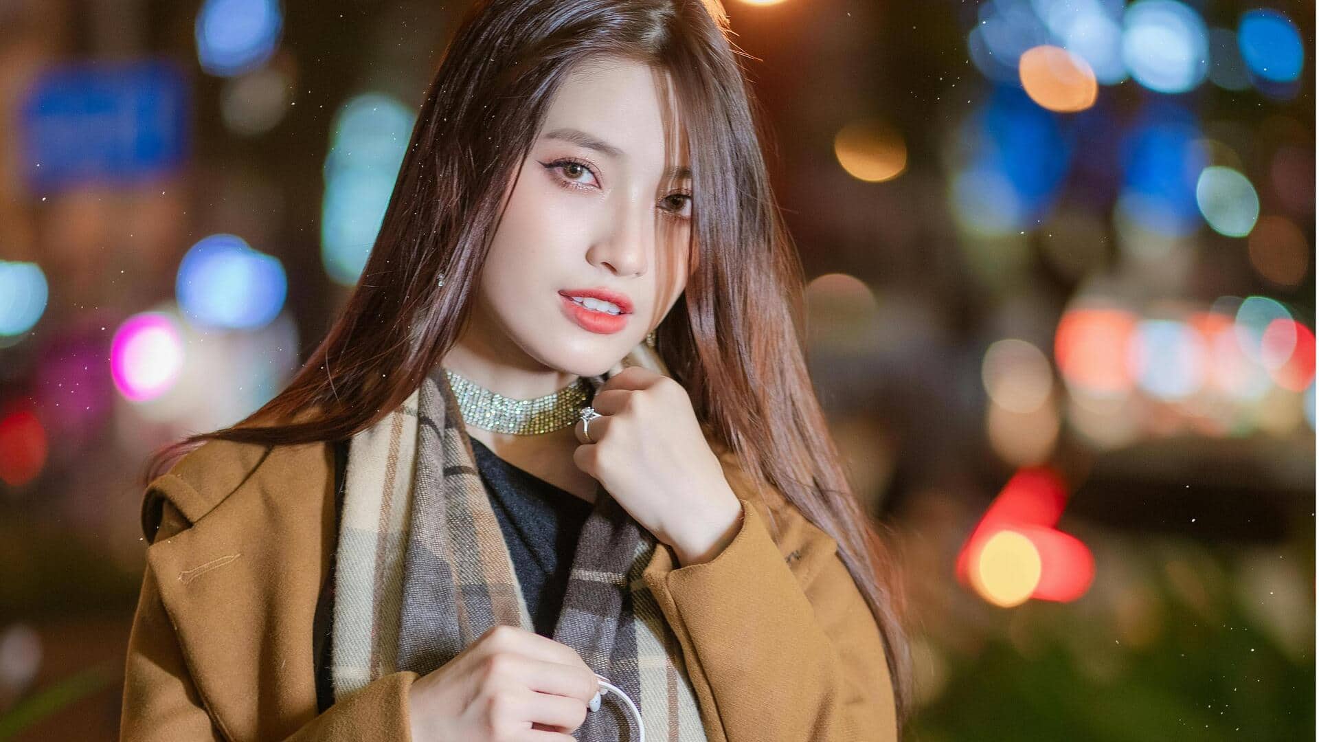 冬のストリートファッションを変えるスカーフの意外な組み合わせ