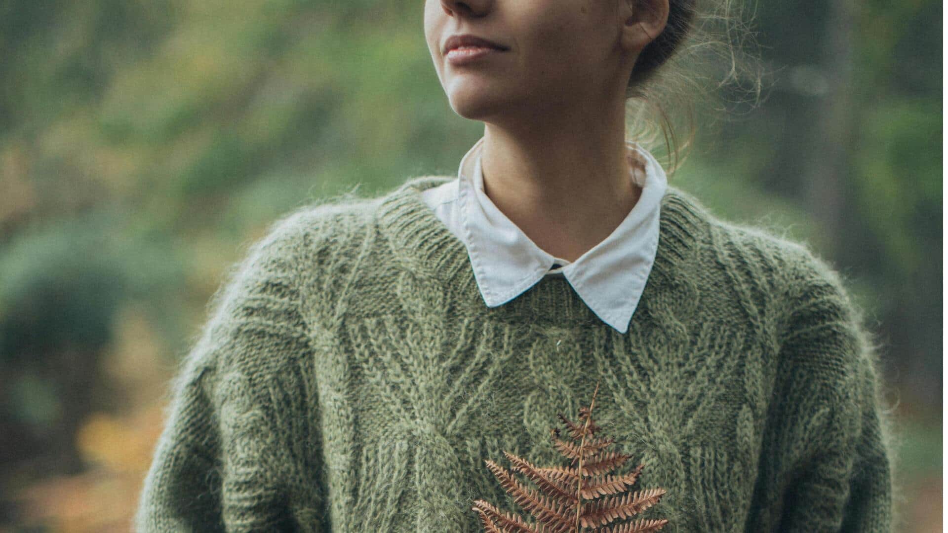 日本のビジネスカジュアルでニットを重ね着するスタイル