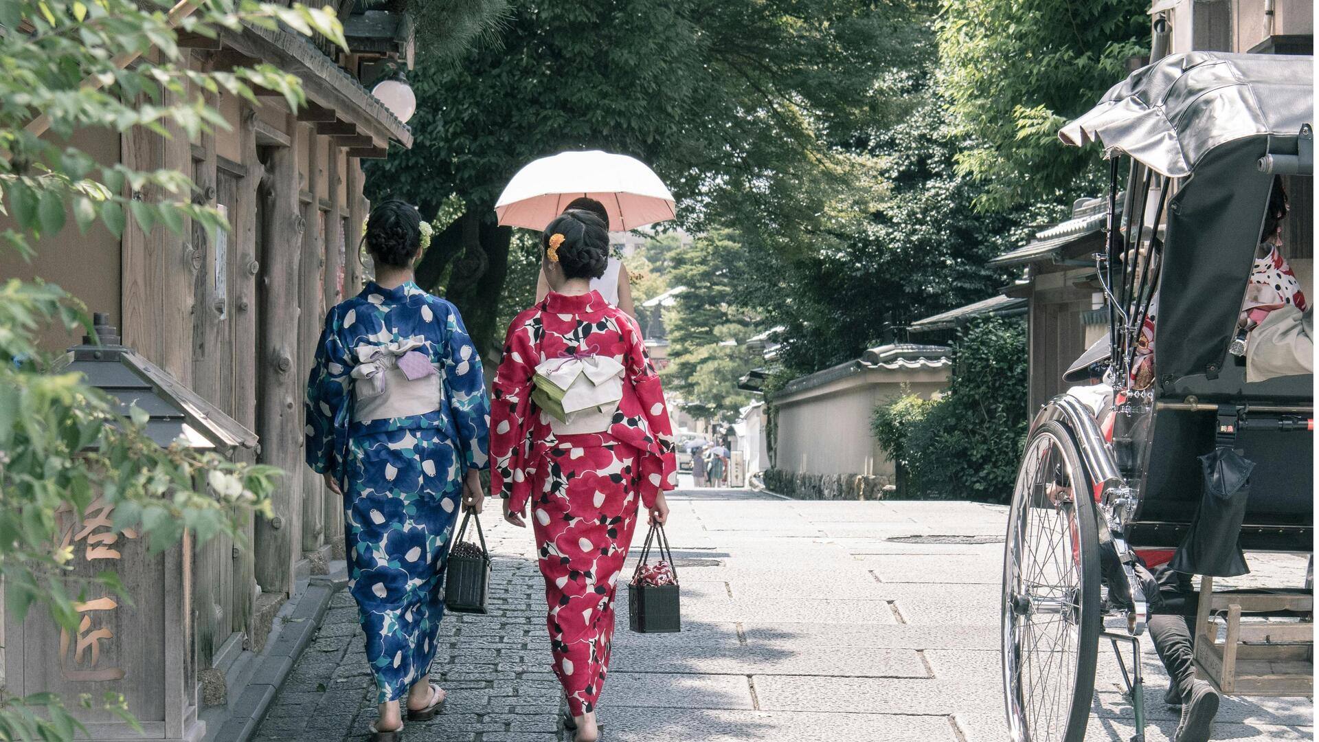 日本の伝統的な橋歩きの服装のヒント