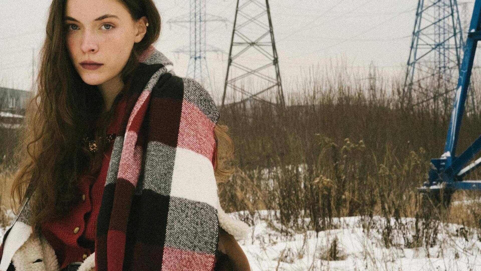 冬のモダンなスタイル：控えめなチェック柄スカーフ5選