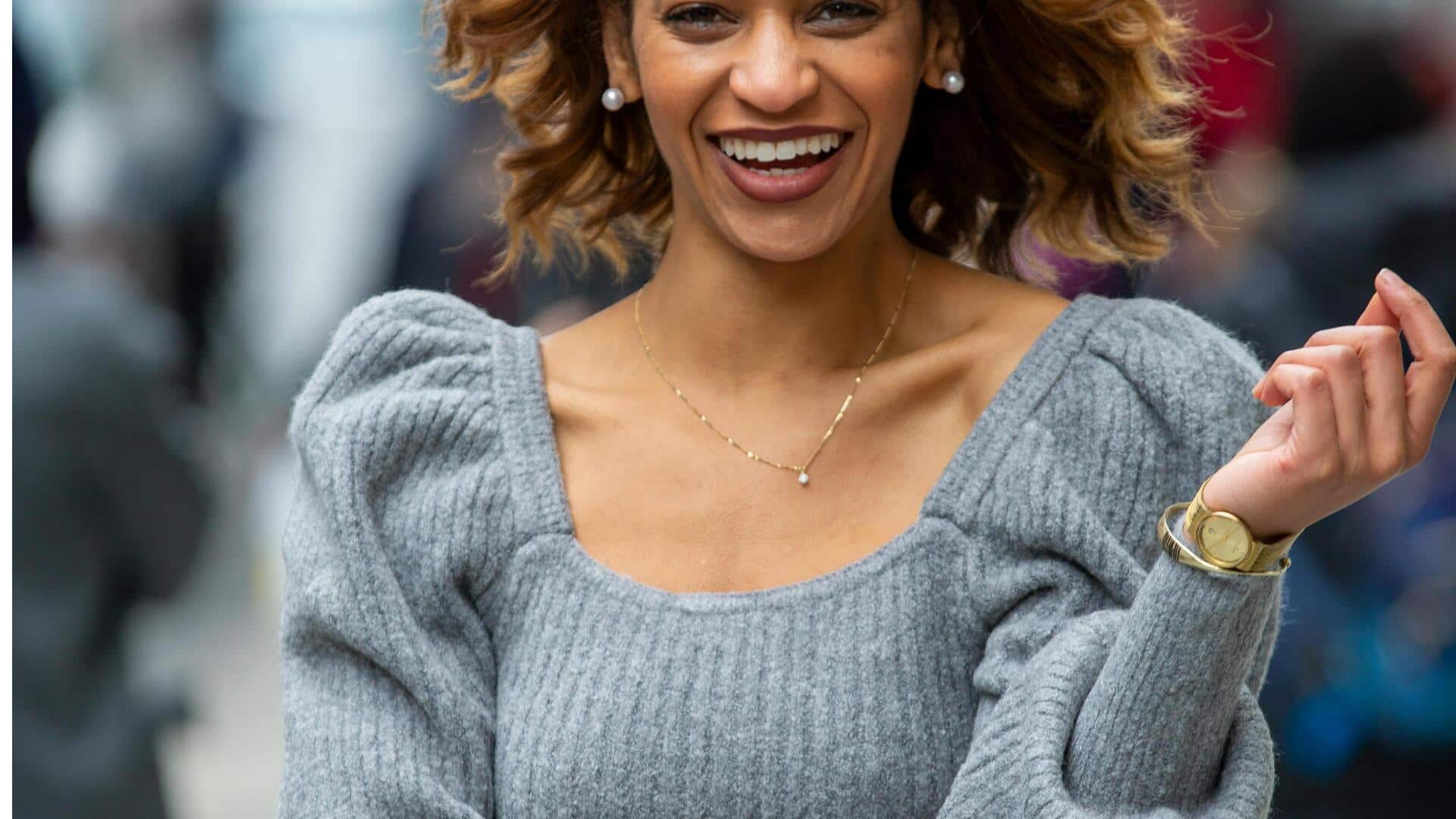 ルーシュ袖セーターの冬のスタイリング法