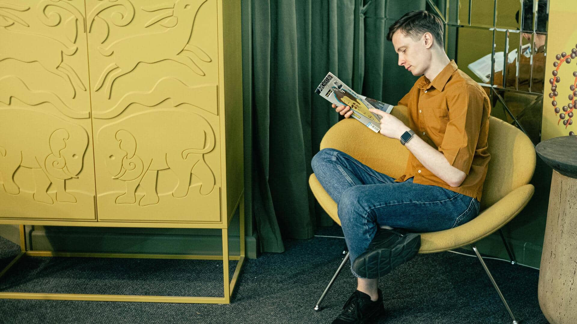 日本の秋の魅力を探る：マスタードとオリーブの色合い