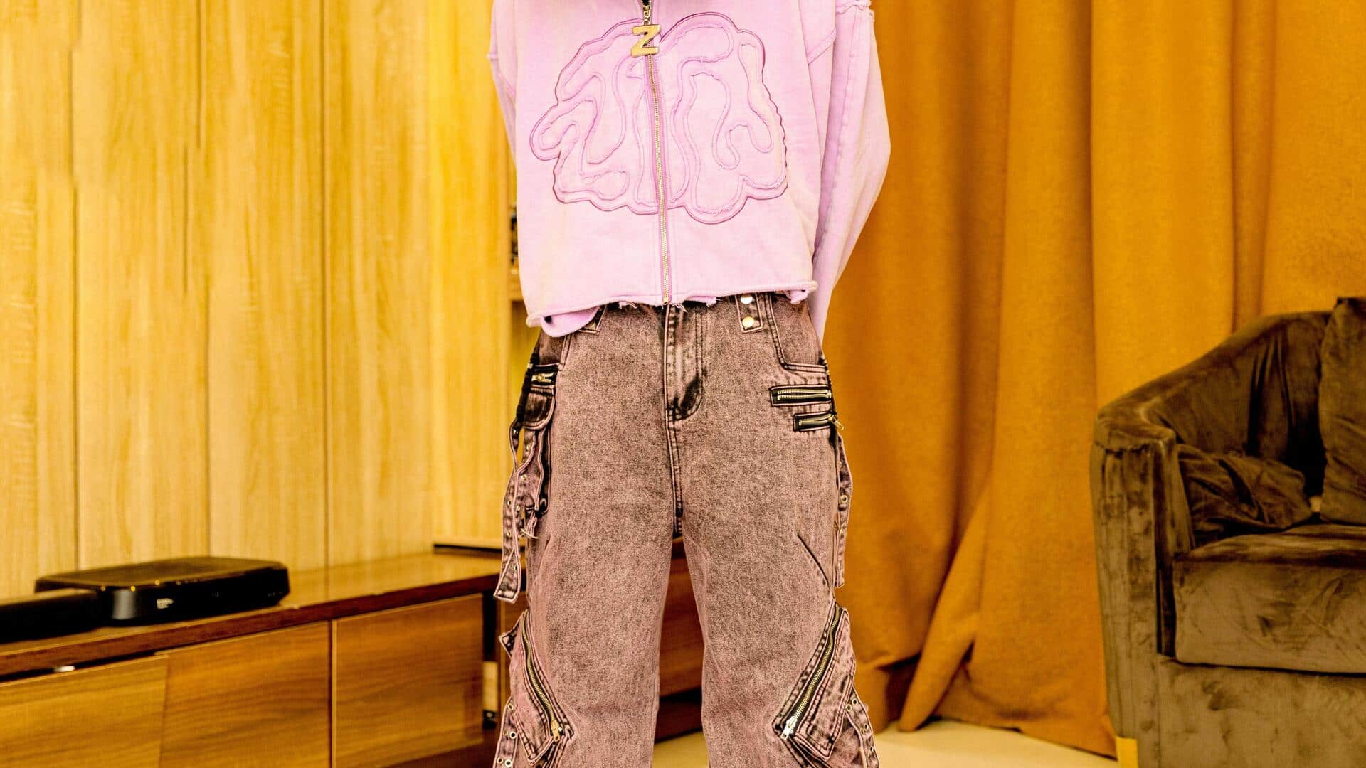 冬のビジネスカジュアルパンツに隠れたサイドジッパーを取り入れる