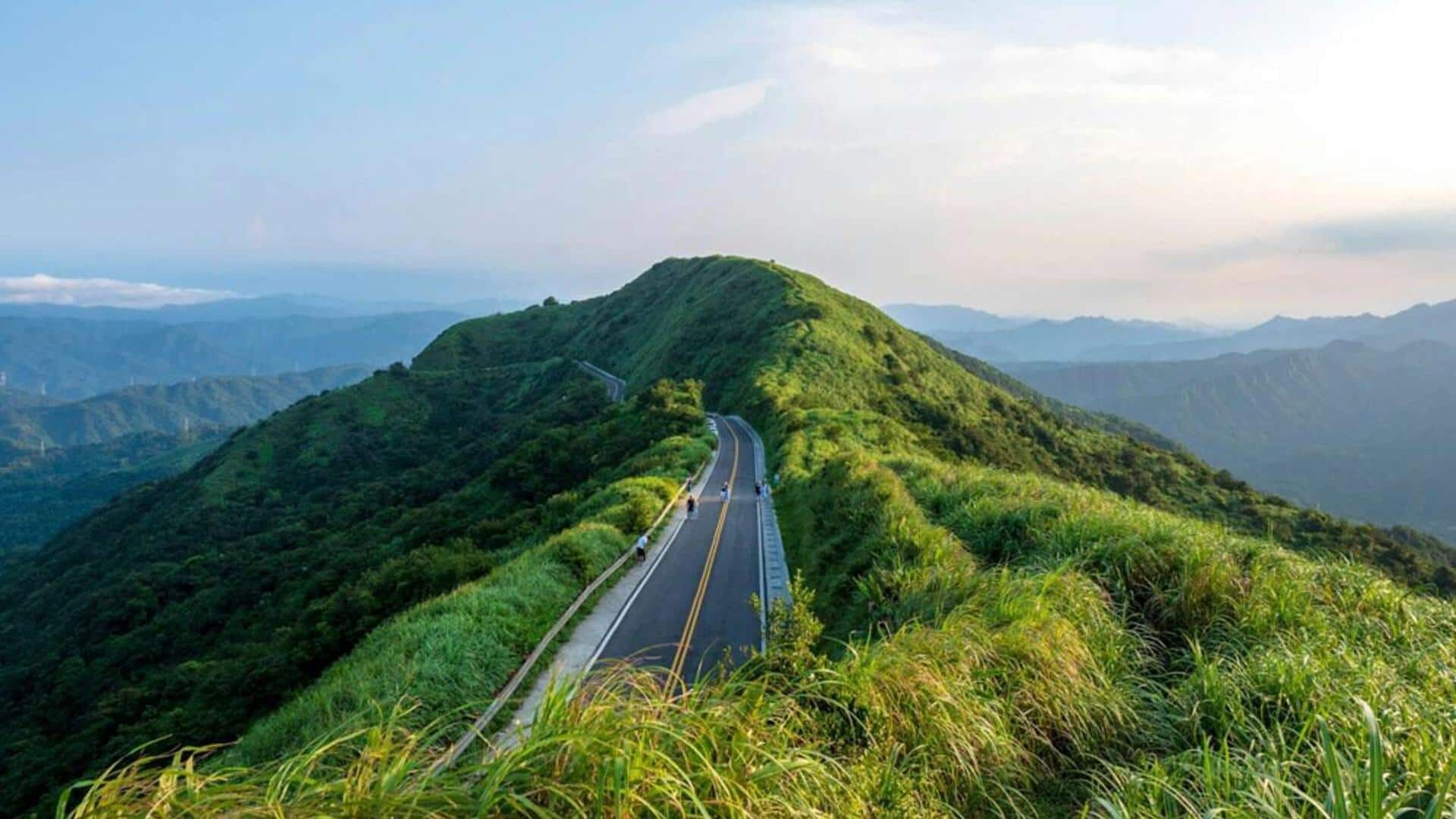台湾の中央山脈を探る：トレイルと景観