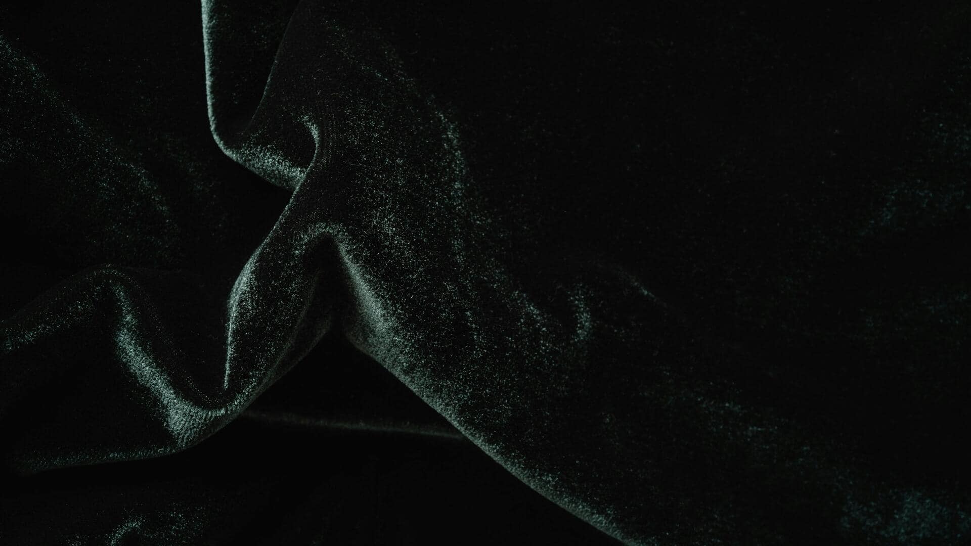 ベルベットキャミソールで冬をおしゃれに